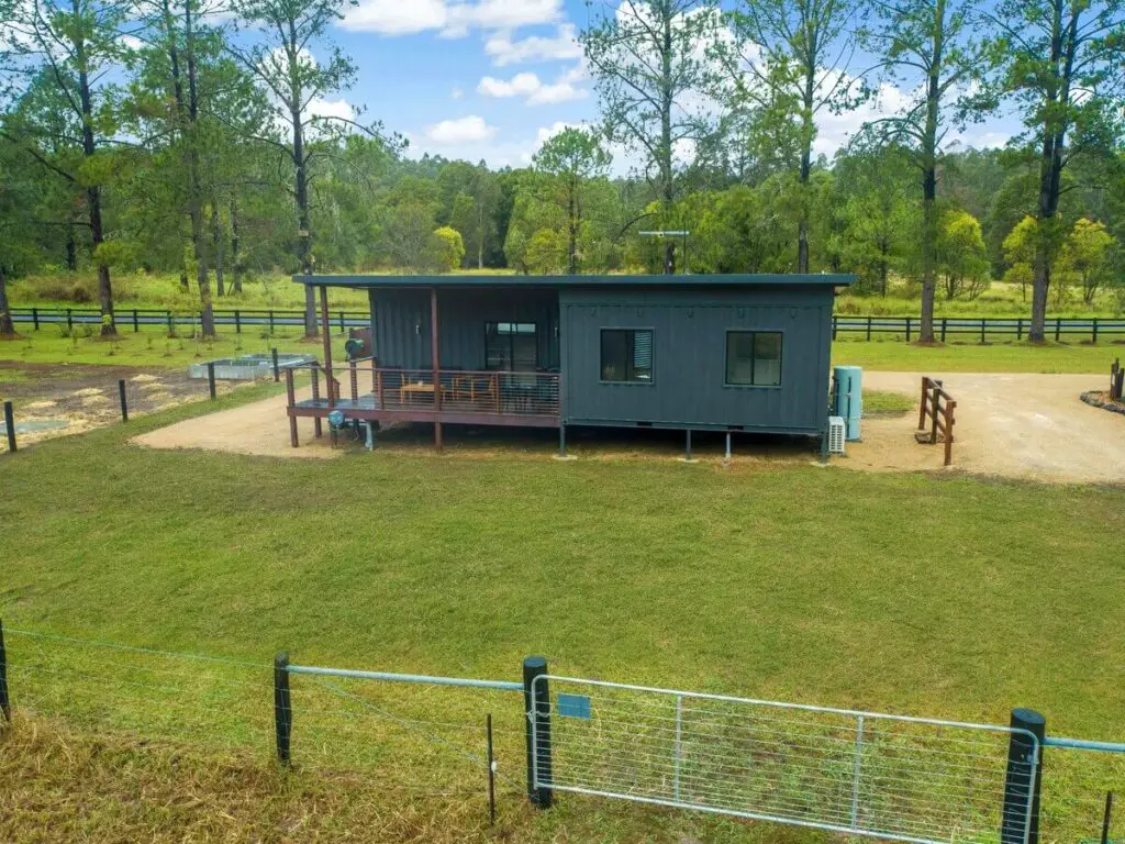 eco-sensitive-cottage-made-from-two-shipping-containers